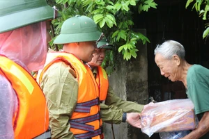 Lãnh đạo huyện Nghi Xuân thăm hỏi, trao hỗ trợ mì tôm, nước uống cho người dân ở "ốc đảo" thôn Hồng Lam 