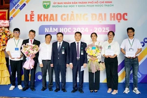 03 sinh viên trường Đại học Y khoa Phạm Ngọc Thạch nhận học bổng Nguyễn Văn Hưởng tặng sinh viên có thành tích học tập xuất sắc nhất năm học 2023-2024