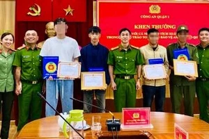 Lãnh đạo Công an quận 1 trao giấy khen của Giám đốc công an TPHCM cho 4 cá nhân có thành tích trong phong trào toàn dân bảo vệ an ninh tổ quốc