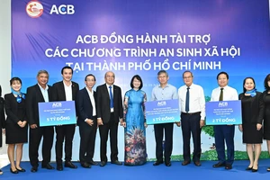 Ngân hàng ACB trao 10 tỷ đồng hỗ trợ các hoạt động tại TPHCM