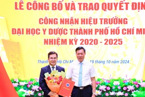 Thứ trưởng Bộ Y tế Đỗ Xuân Tuyên trao quyết định của Bộ Y tế công nhận PGS-TS Ngô Quốc Đạt giữ chức vụ Hiệu trưởng Trường Đại học Y dược TPHCM nhiệm kỳ 2020 – 2025