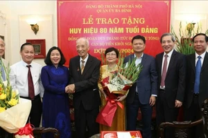 Hà Nội trao tặng Huy hiệu 80 năm tuổi Đảng đến 2 đảng viên lão thành