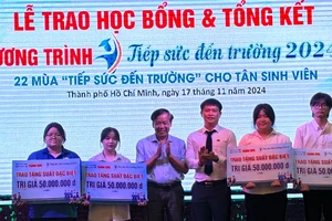 Đại diện Ban tổ chức trao 04 suất học bổng đặc biệt trị giá 50 triệu đồng/suất cho tân sinh viên