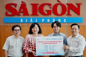 Báo SGGP tiếp nhận quà tặng học sinh trị giá 500 triệu đồng từ Kardia Labs