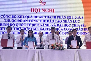 Các trường đại học chủ trì thực hiện đề án đào tạo nhân lực trình độ quốc tế tham gia ký kết tại hội nghị. Ảnh: THANH HÙNG