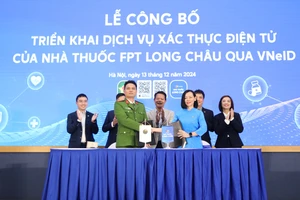 Qua VneID, người dân có thể dễ dàng mua thuốc của FPT Long Châu