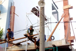  Công nhân thi công trong điều kiện không đảm bảo an toàn lao động (ảnh chụp tại một công trình xây dựng ở KDC Phi Long 5, huyện Bình Chánh vào chiều 24-4)