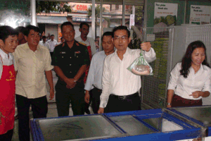 Hình Phó Chủ tịch UBND tỉnh Đồng Nai Võ Văn Chánh mua thịt heo sáng ngày 30-4
