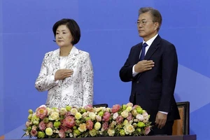  Tân Tổng thống Moon Jae-in và vợ, Kim Jung-suk, chào cờ trong lễ nhậm chức tại Quốc hội Hàn Quốc ở Seoul, ngày 10-5-2017. Ảnh: AP