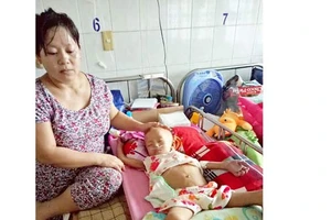 Bé Nguyễn Trúc Vân đang điều trị tại bệnh viện