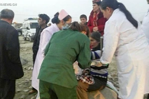 Cứu chữa người bị thương trong trận động đất ở làng Kuzigun, huyện Taxkorgan, khu tự trị Tân Cương, Trung Quốc, ngày 11-5-2017. Ảnh: Tân Hoa Xã