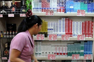 Thói quen hút thuốc của gần một nửa nam giới và 9% phụ nữ Philippines gây thiệt hại cho nền kinh tế nước này gần 4 tỷ USD mỗi năm. Ảnh: INQUIRER