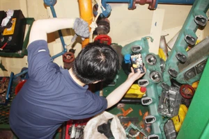Các chuyên gia Hàn Quốc trực tiếp kiểm tra sự cố tàu cá vỏ thép mang số hiệu BĐ 99245 TS của ngư dân Trần Đình Sơn