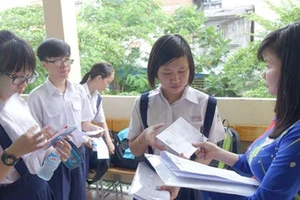 Ảnh minh họa. Trong ảnh: Kiểm tra phiếu báo thi của thí sinh trước khi vào phòng thi tại Hội đồng thi Trường THCS Chu Văn An, quận 1, TPHCM