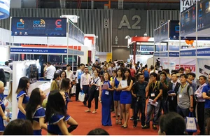 Đông đảo khách tham quan trong ngày khai mạc triển lãm Vietnam ICT COMM 2017