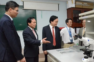 Bộ trưởng Bộ GD-ĐT Phùng Xuân Nhạ thăm phòng thực hành Khoa Dược Trường ĐH Nguyễn Tất Thành 