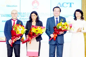 Phó Chủ tịch UBND TPHCM Nguyễn Thị Thu chúc mừng đại diện Sở GD-ĐT TPHCM, tổ chức ACT và EMG Education ký kết thỏa thuận hợp tác