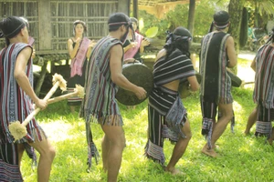 Đội múa cồng chiêng người Hrê. Ảnh: Nguyễn Trang