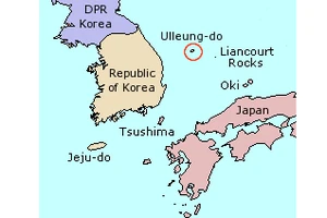 Tàu CHDCND Triều Tiên được cứu hộ ngày 23-6-2017 ở gần đảo Ulleung, một điểm du lịch nổi tiếng của Hàn Quốc, cách phía Đông bán đảo Triều Tiên khoảng 120 km 