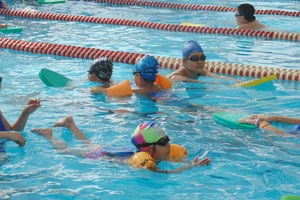 Trẻ học bơi tại Câu lạc bộ bơi Nguyễn Bỉnh Khiêm (quận 1)