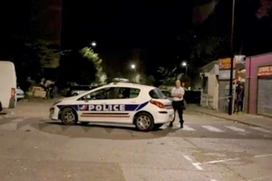 Cảnh sát phong tỏa đường phố sau vụ xả súng trước nhà thờ Hồi giáo Arrahma ở Avignon, Pháp, tối 2-7-2017. Ảnh: REUTERS