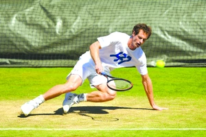 Andy Murray trượt ngã trong một buổi tập ở Wimbledon.