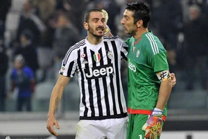 Chỉ mỗi mình Gigi Buffon nói lời tiễn biệt Bonucci (trái).
