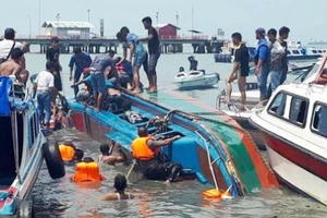 Lực lượng cứu hộ và người dân đang tìm kiếm nạn nhân vu chìm tàu ở Tarakan, tỉnh Bắc Kalimantan, ngày 25-7-2017. Ảnh do Cơ quan Tìm kiếm và Cứu nạn Quốc gia Indonesia (BASARNAS) công bố