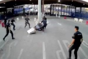  Hình ảnh video an ninh Cảnh sát Tây Ban Nha công bố cho thấy nghi phạm cầm dao vượt biên giới và bị bắt ngày 25-7-2017