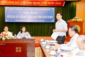 Các đại biểu phát biểu tại tọa đàm “Hiệu quả học tập và làm theo tư tưởng, đạo đức, phong cách Hồ Chí Minh” do Đảng ủy khối Dân-Chính-Đảng tổ chức . Ảnh: VIỆT DŨNG