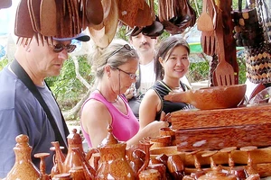 Du khách quốc tế say mê các sản phẩm thủ công làm bằng dừa ở Bến Tre