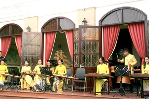 Trình diễn âm nhạc dân tộc phục vụ khán giả TP và du khách quốc tế trước sảnh phòng hòa nhạc của Nhạc viện TPHCM
