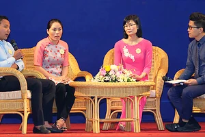 Nguyễn Thanh Toàn (bìa trái) trong dịp giao lưu gương sáng đảng viên