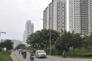  Một số cao ốc bên đường Nguyễn Hữu Thọ, huyện Nhà Bè . Ảnh: CAO THĂNG