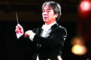 Nhạc trưởng Honna Tetsuji 