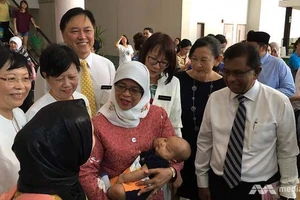 Cựu Chủ tịch Quốc hội Singapore Halimah Yacob khai trương ngân hàng sữa ngày 17-8-2017. Ảnh: MEDIACORP
