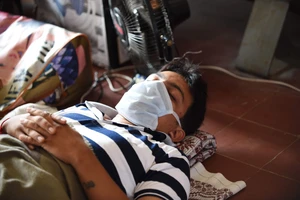 Bệnh nhân nhiễm virus cúm H1N1 điều trị tại bệnh viện ở Ahmedabad ngày 12-8. Ảnh: TTXVN