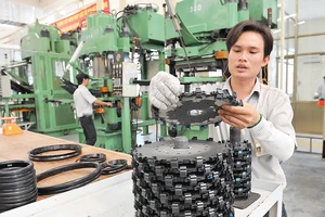 Dây chuyền sản xuất của Nhà máy Cao su Thống Nhất thuộc Tổng công ty Công nghiệp Sài Gòn . Ảnh: VIỆT DŨNG