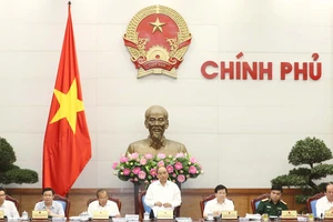 Thủ tướng Nguyễn Xuân Phúc chủ trì Phiên họp chuyên đề của Chính phủ về xây dựng pháp luật. Ảnh: TTXVN