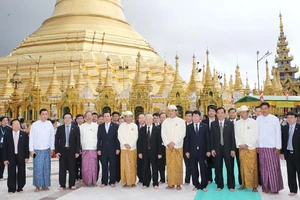  Tổng Bí thư Nguyễn Phú Trọng và các đại biểu chụp ảnh chung tại Chùa Vàng. Ảnh: TTXVN