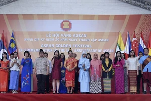  Ngày 26-8/2017, tại Hà Nội, Bộ Ngoại giao phối hợp với Nhóm Phụ nữ ASEAN tại Hà Nội (AWCH) tổ chức Lễ hội Vàng ASEAN. Các đại biểu chụp hình lưu niện. Ảnh: TTXVN