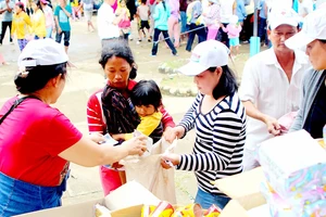 Trao quà cứu trợ đồng bào dân tộc Rắc Lây ở xã Phước Tân