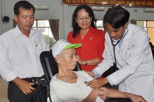  Đoàn Từ thiện Hội Chữ thập Đỏ bệnh viện Hùng Vương khám bệnh cho người già khuyết tật xã Kim Long. Ảnh: Hồng Huê - Quang Việt