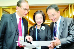 Các đại biểu dự APEC trao đổi tại hội nghị . Ảnh: CAO THĂNG