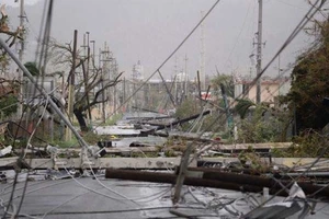 Cột điện ngã đổ trên đường phố khu vực Humacao trên đảo Puerto Rico sau khi bão Maria quét qua. Ảnh: AP