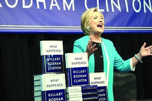 Sách mới của bà Clinton bán chạy