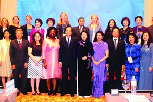 Phó Chủ tịch nước Đặng Thị Ngọc Thịnh cùng các đại biểu tham dự Đối thoại công - tư về Phụ nữ và Kinh tế APEC