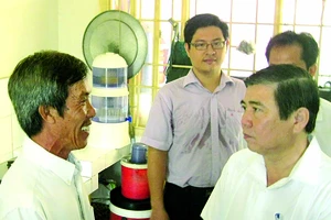  Chủ tịch UBND TPHCM Nguyễn Thành Phong thăm một hộ dân tái định cư ở huyện Bình Chánh