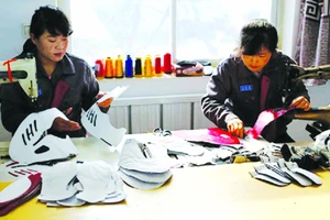 Công nhân người Triều Tiên làm việc ở một nhà máy sản xuất giày tại Đan Đông, Trung Quốc. Ảnh: Reuters