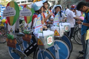 Xe đạp được trang trí khẩu hiệu giao thông bắt mắt của học sinh trường THPT Mạc Đĩnh Chi